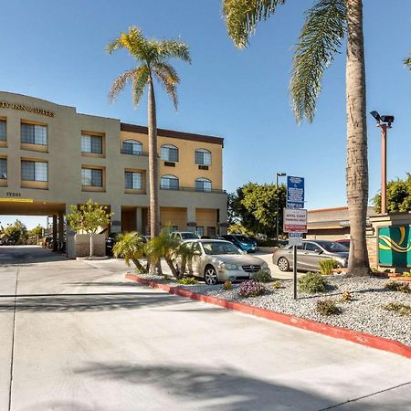 Quality Inn & Suites Huntington Beach Exterior photo