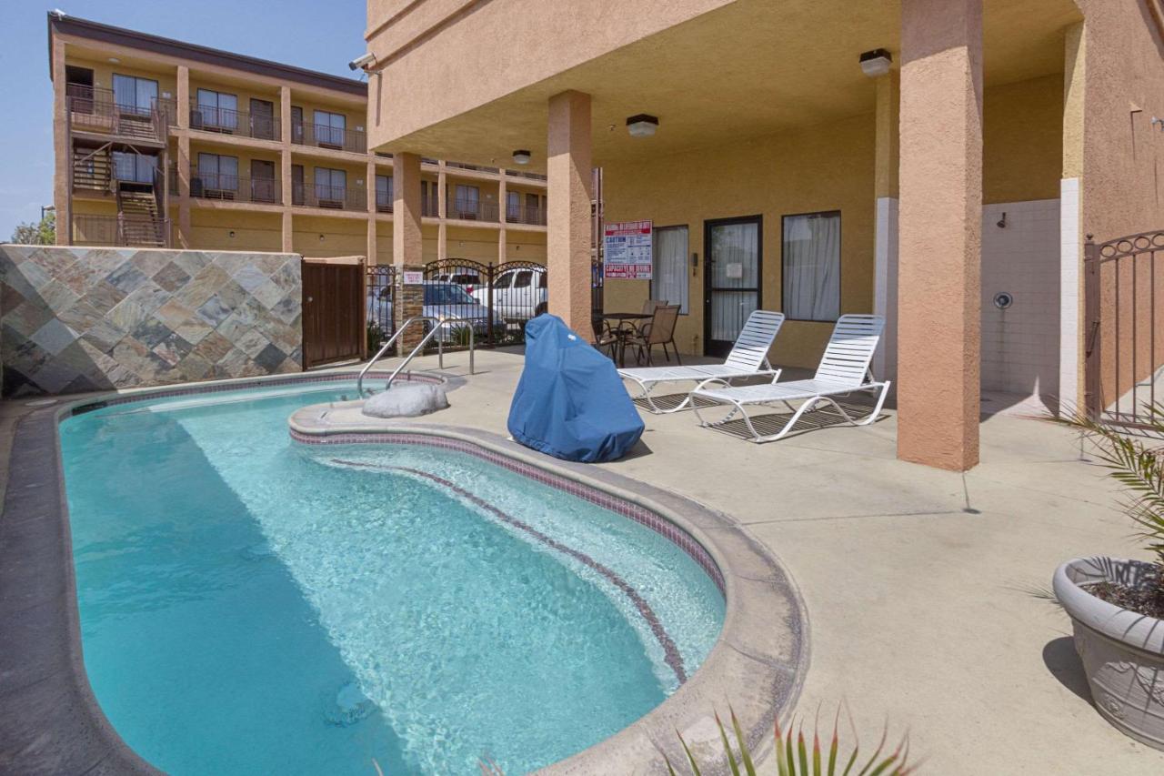 Quality Inn & Suites Huntington Beach Exterior photo