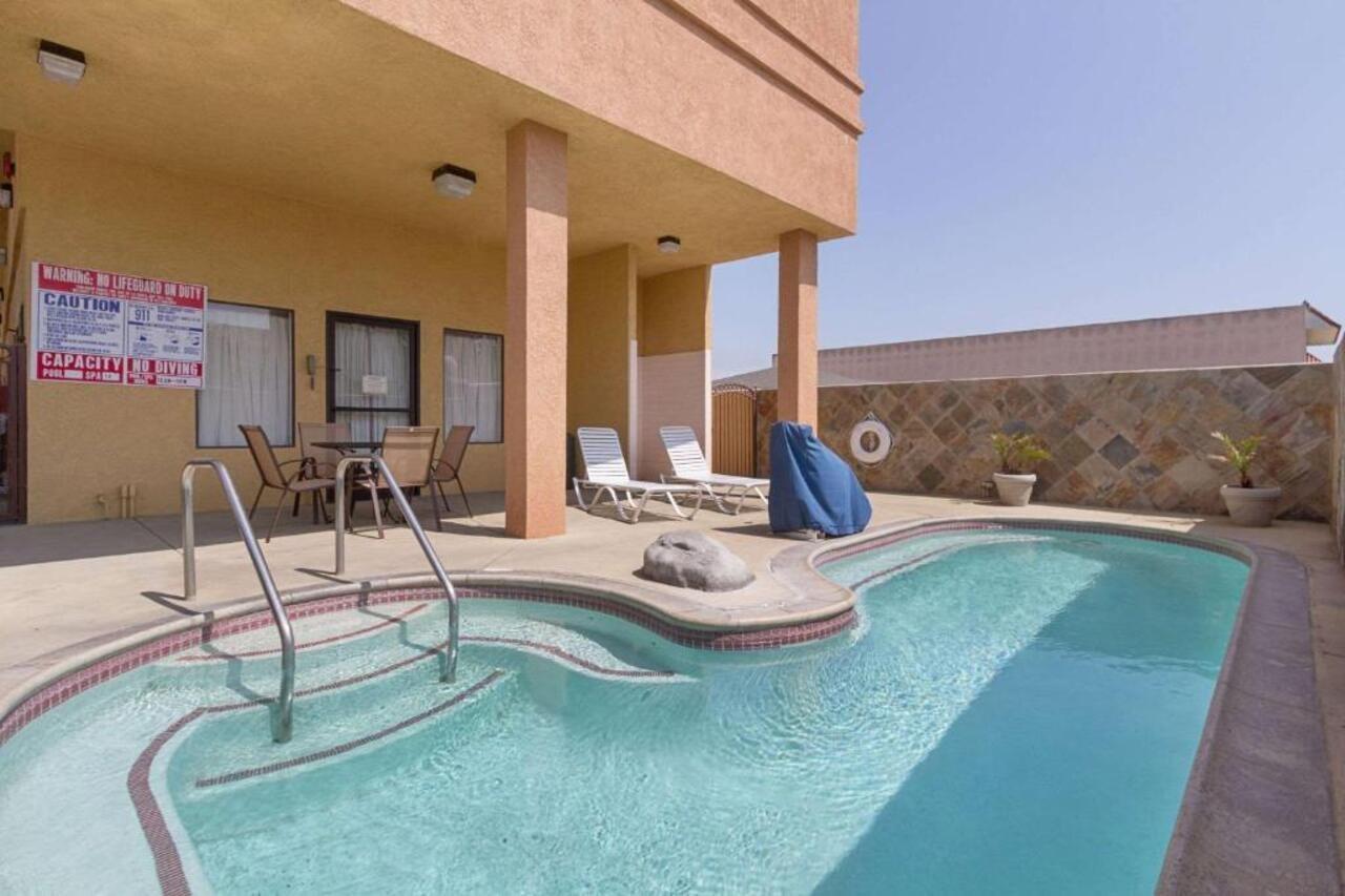 Quality Inn & Suites Huntington Beach Exterior photo