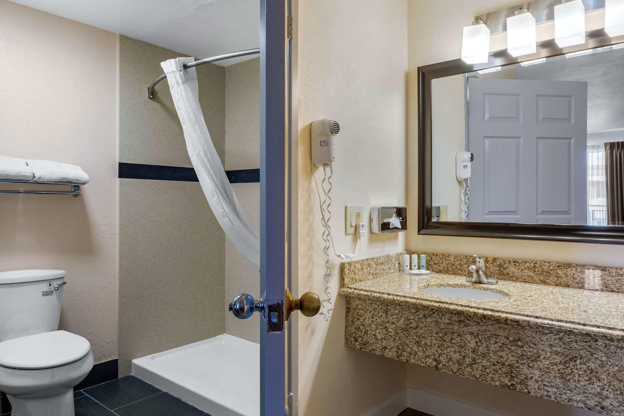 Quality Inn & Suites Huntington Beach Exterior photo